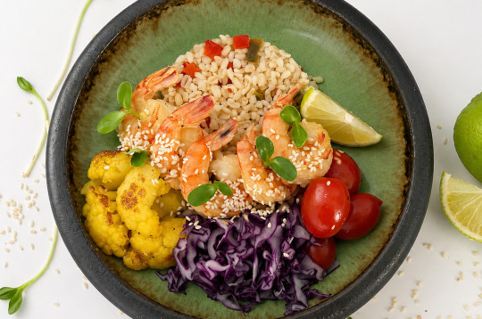 Боул «Тигрові креветки з булгуром та чері»