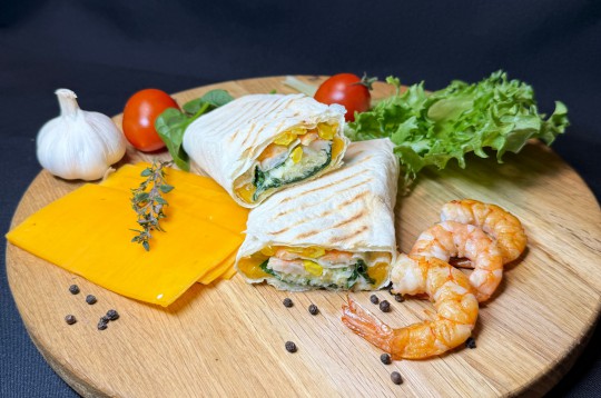 Хелсі шаурма з тигровими креветками, солодкою кукурудзою та медово-гірчичним соусом.