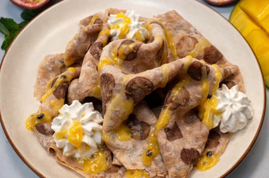 Млинці леопардові з крем-чізом та соусом манго-маракуйя