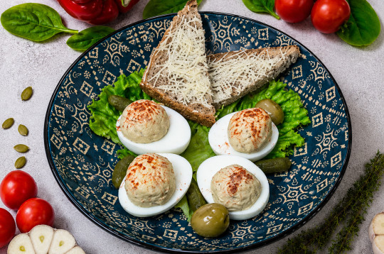 Яйця фаршировані мусом з тунця з гречаними грінками