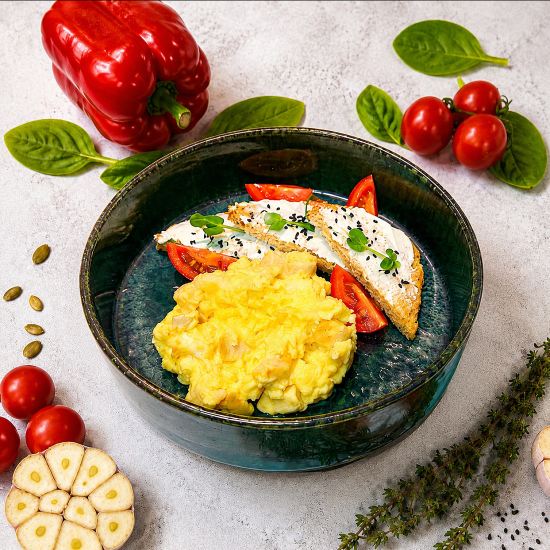 Скрамбл з курочкою, томатом та брускетами